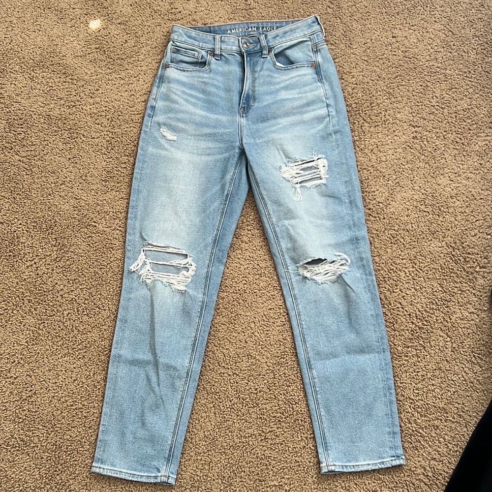 AMERICAN EAGLE SIZE 2 RIPPED MOM JEANS (GREAT CONDITION)